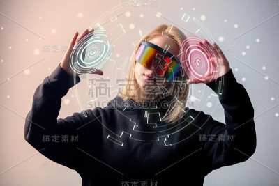 女程序员戴着虚拟眼镜处理个人数据