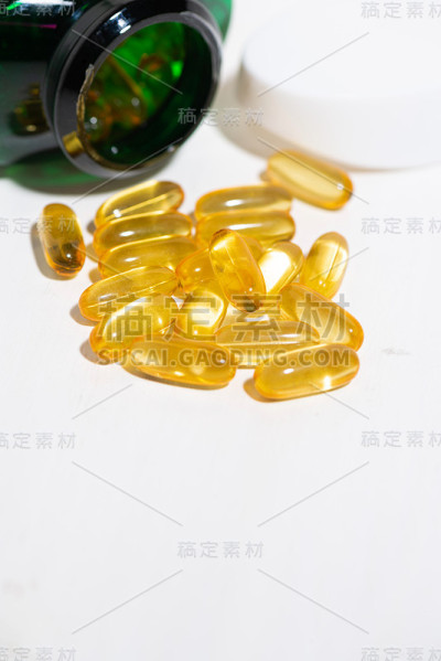 膳食补充剂-鱼油胶囊在白色背景，垂直俯视图