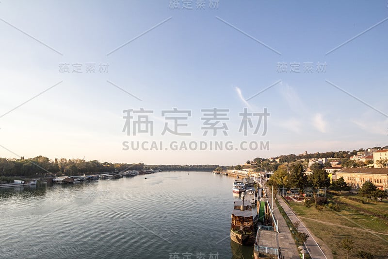 塞尔维亚贝尔格莱德的萨瓦河岸边，以卡里梅格丹要塞为背景，前面是船只，还有老城的主要地标。