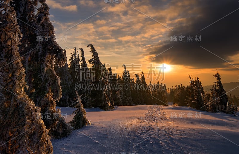 河道险阻山日落