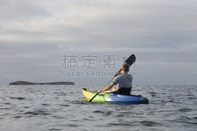 在海上划皮艇的年轻人