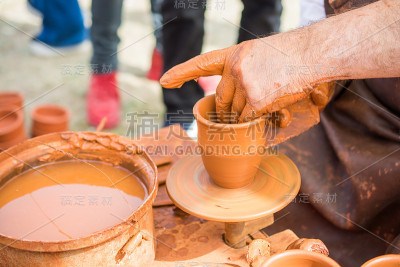 陶工的手在塑造粘土