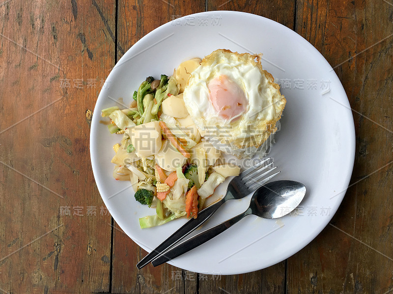 素菜豆腐炒蛋白饭木背景。素食，健康食品。