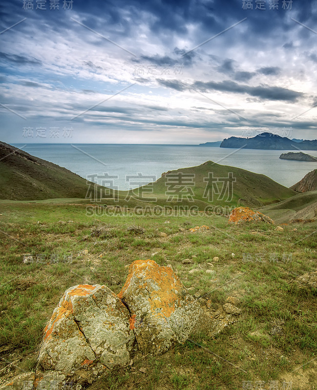 美丽的夏季景观以山和海，自然背