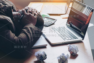 在工作中刻苦思考分析。