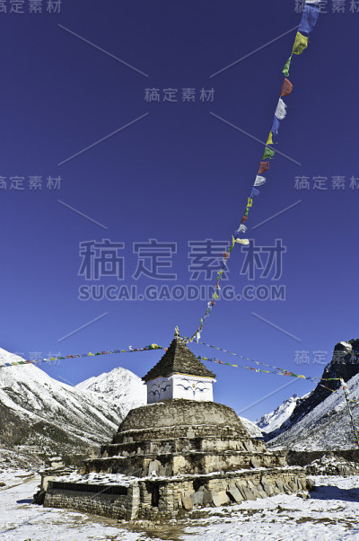 尼泊尔喜玛拉雅山佛教佛塔的彩色经幡