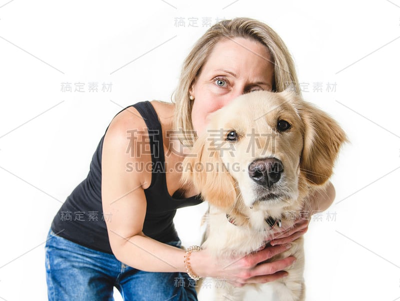 漂亮的女人和她美丽的金毛猎犬在白色的背景