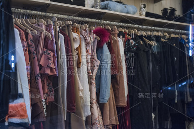 在米兰的一家商店里，架子上的妇女服装