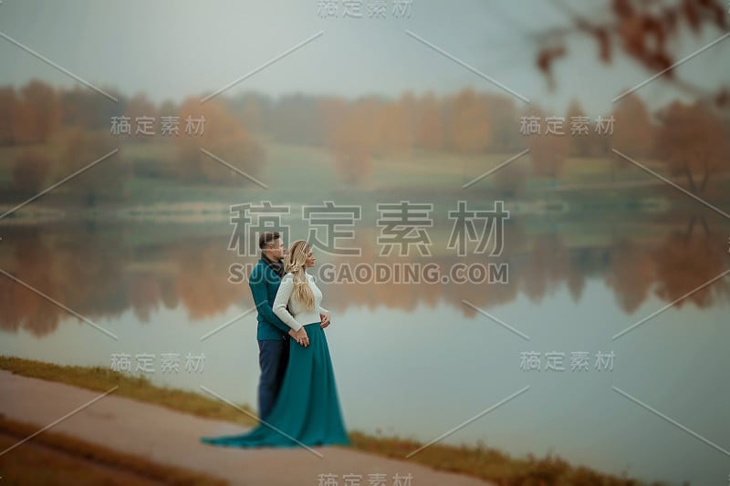 一对夫妇一个强壮的男人和一个优雅的女人最近在他们的蜜月结婚了