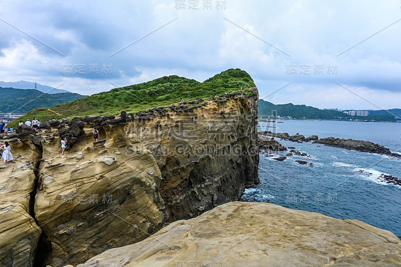 2019年9月14日，在台湾新台北，许多游客来到神澳角观赏干石。