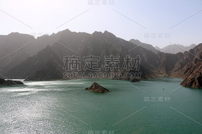 哈塔大坝的地质景观特点是干燥和岩石山脉和湖泊之间的风景山脉，水库之间的山在迪拜，阿拉伯联合酋长国