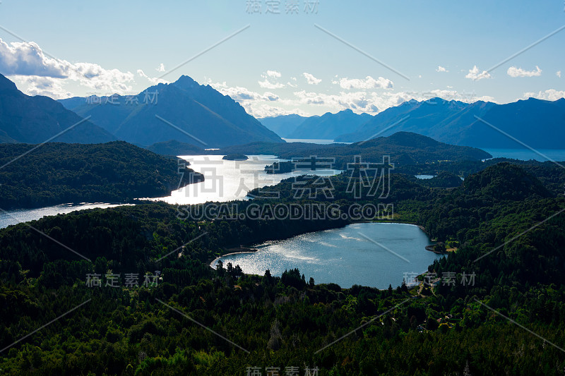 埃尔特雷波泻湖，莫雷诺湖和山的观点