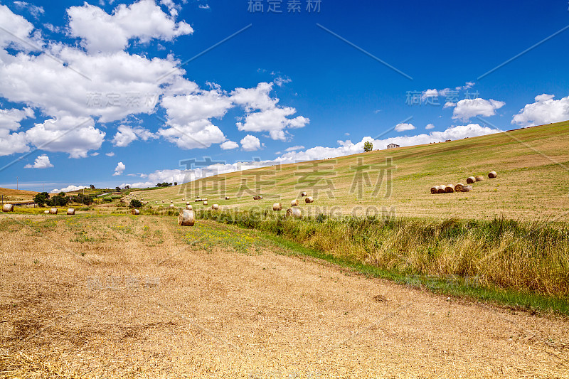 意大利托斯卡纳的乡村风景。山上和田野上的草垛和干草堆