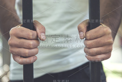 男人的手酒吧
