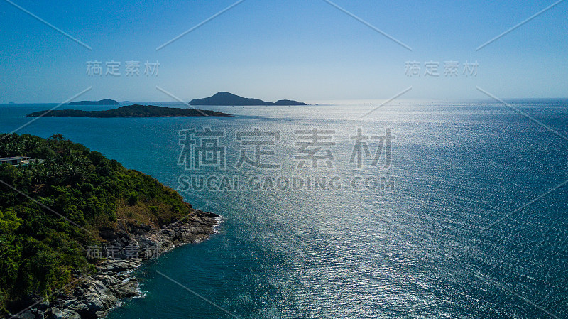 蓬贴角是一座岩石山，延伸到泰国普吉岛的海里