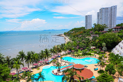 豪华酒店海滩上的游泳池和酒吧