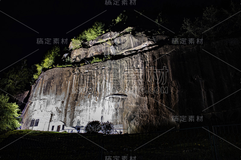 建在山上的修道院