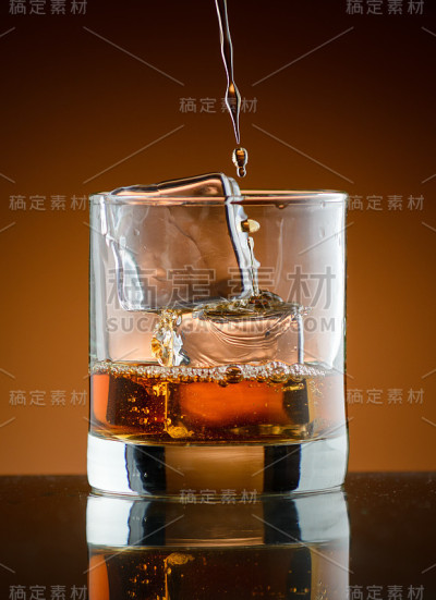 一杯加冰的威士忌