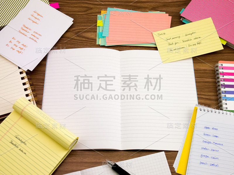 土耳其;学习新语言在笔记本上写单词