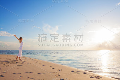 白人妇女休息在美丽的海滨