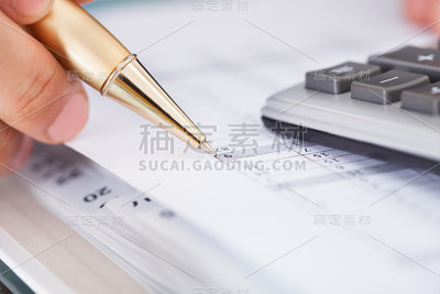 商人在办公室检查费用