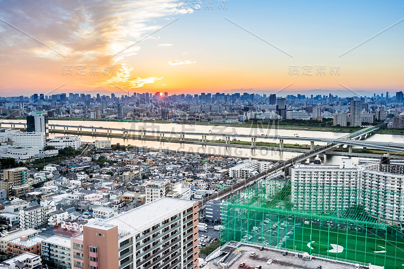 全景现代城市天际线鸟瞰在戏剧性的晚霞和美丽的多云天空下东京，日本