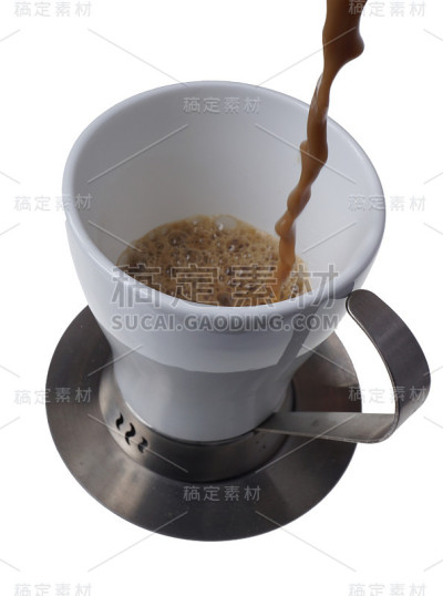 把自制的咖啡倒进杯子里。拿铁咖啡