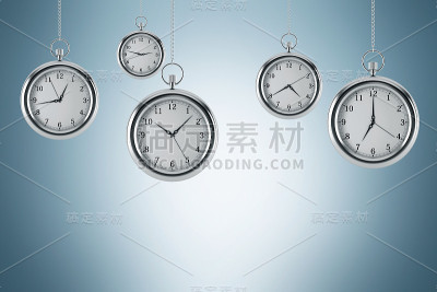 四种型号的怀表悬在空中。