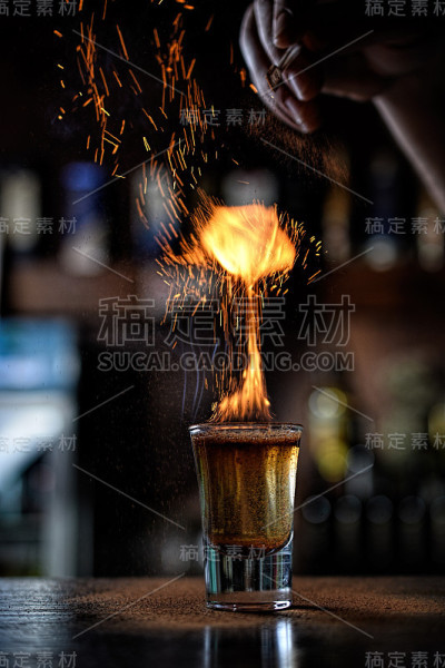 燃烧的拍摄鸡尾酒