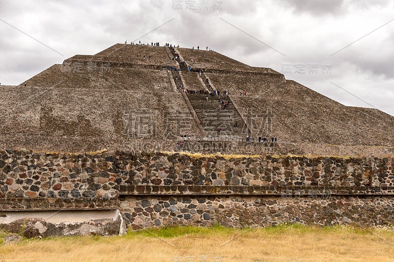 特奥蒂瓦坎的太阳金字塔(Piramide del Sol)，它是一个古老的中美洲城市。联合国教科文组