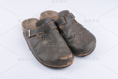 经常使用的旧皮拖鞋