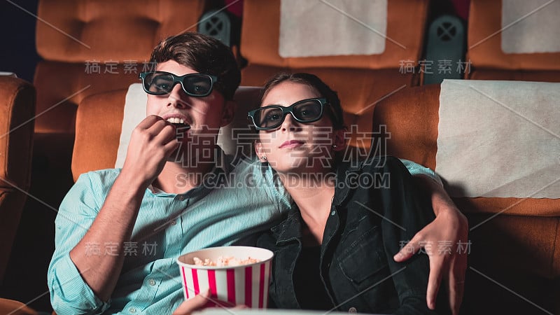 男人和女人在电影院看3D电影