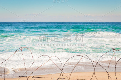 海和带刺铁丝网