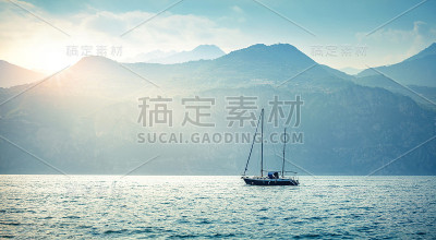 傍晚在海上航行的帆船