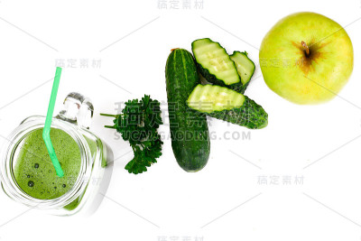 苹果汁，黄瓜汁和欧芹汁