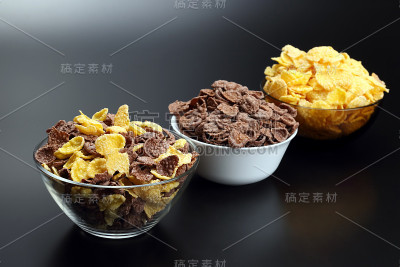 三盘不同的玉米片