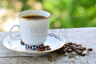 在木头表面上喝一杯咖啡