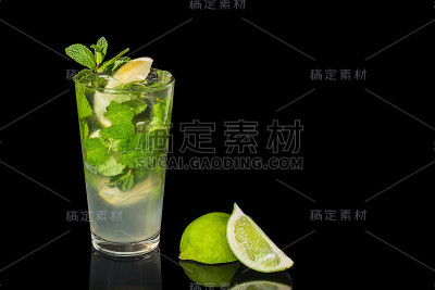 黑色背景上的莫吉托