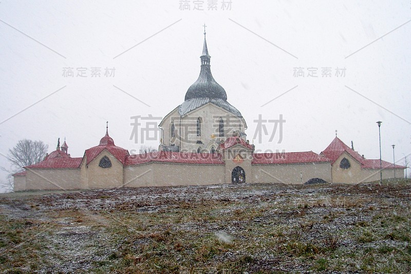 尼波慕克的圣约翰教堂正在下雪