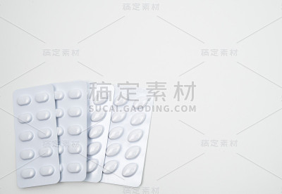 他汀类药片，白色吸塑包装，耐光包装，隔离在白色背景上。治疗血脂异常的药物。降脂片。他汀类药物:高脂血