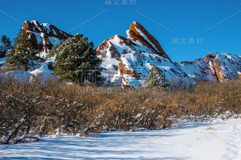 科罗拉多红岩，雪和蓝天