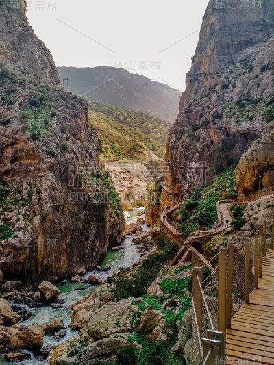 世界上最危险的小径之一“国王之路”(El Caminito del Rey)的广角人行道于2015年