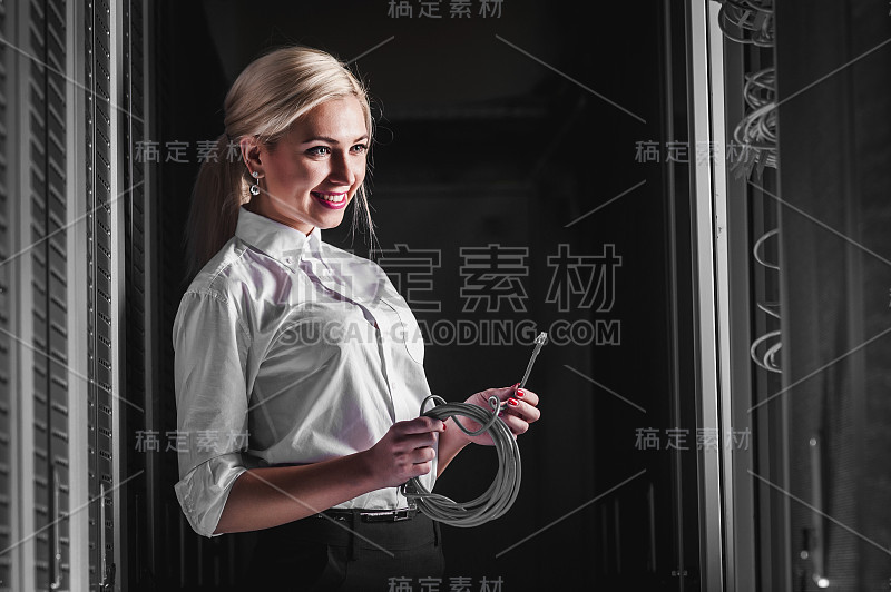 网络服务器室的工程师女商人