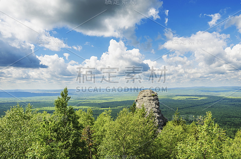 夏天山景观