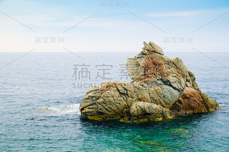 在布拉瓦海岸，多云的天气里，岩石像躺在地中海上的狗。