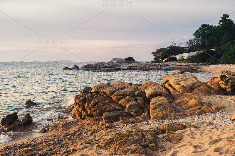 早上在海滩上岩石