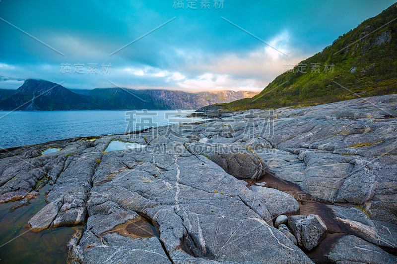 傍晚的岩石海滩，美丽的峡湾。Senja岛、挪威