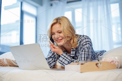 快乐的女孩喜欢用手机聊天