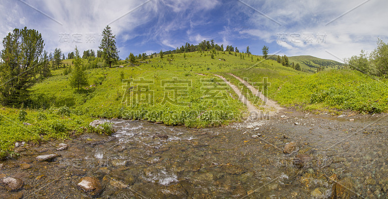 穿过山间河流的道路