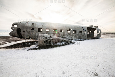 Solheimasandur在冬季大雪期间的飞机残骸视图